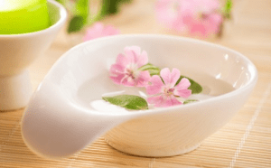 flores bach en recipientes con agua