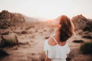 mujer vestida de blanco libre